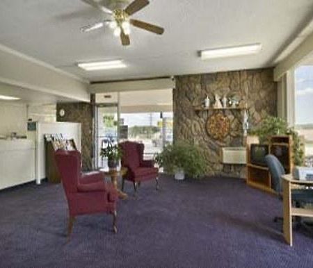 Knights Inn Junction Stadt Interior foto